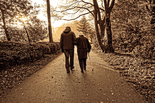 acompanhantes de idosos caminhada