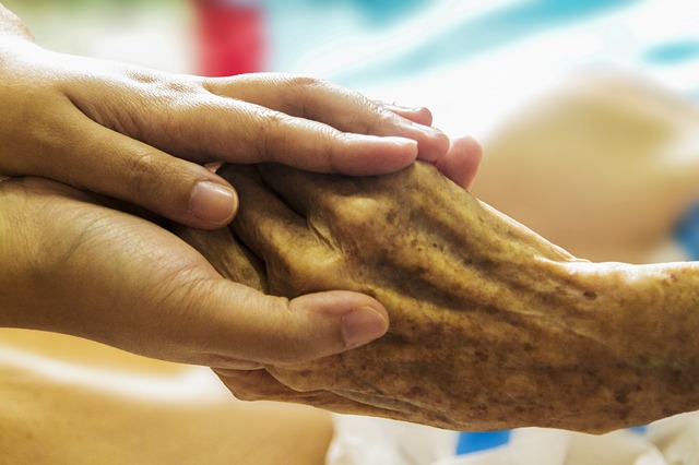 deveres do cuidador de idosos